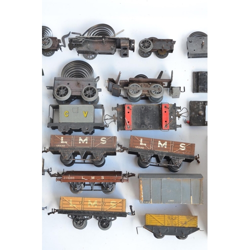 94 - Collection of tin plate O gauge railway models from Hornby Meccano for spares and repairs. Includes ... 