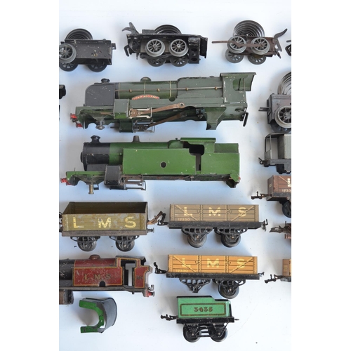 94 - Collection of tin plate O gauge railway models from Hornby Meccano for spares and repairs. Includes ... 