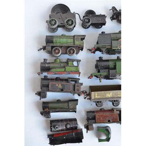 94 - Collection of tin plate O gauge railway models from Hornby Meccano for spares and repairs. Includes ... 