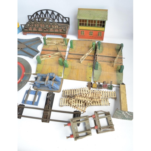 95 - Large collection of vintage Hornby Meccano O gauge tin plate and metal layout accessories including ... 