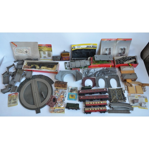 96 - Large collection of mostly previously used OO gauge railway models and accessories (mostly Hornby) t... 