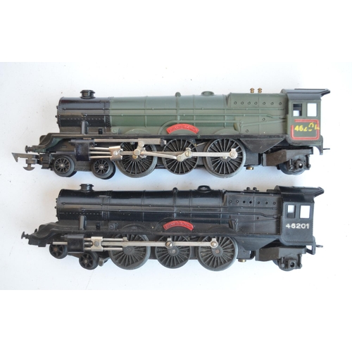 97 - Collection of vintage OO/HO gauge railway models from Triang to include wagons, locos, scenic access... 