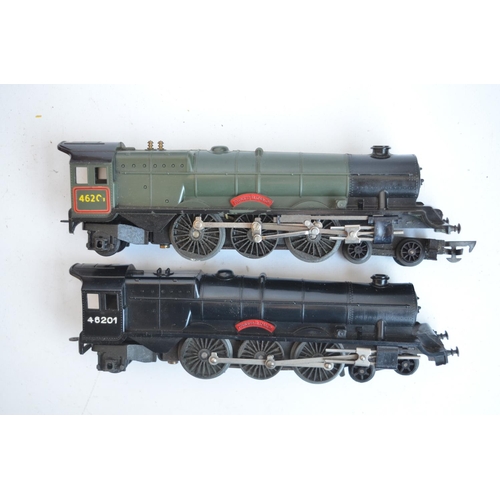 97 - Collection of vintage OO/HO gauge railway models from Triang to include wagons, locos, scenic access... 