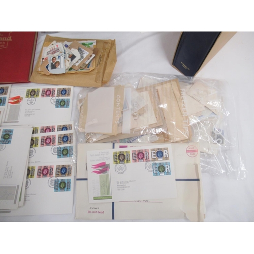 176 - The Strand Stamp Album cont. 5 used penny reds, red and green folders cont. c20th British stamps, Bo... 