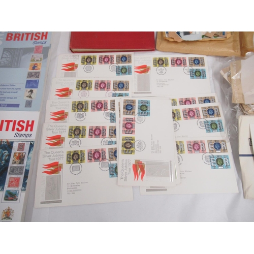 176 - The Strand Stamp Album cont. 5 used penny reds, red and green folders cont. c20th British stamps, Bo... 