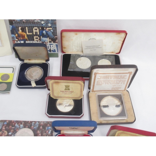 164 - Assorted collection of GB and International coins, to inc. some silver proof coins, and cased coins