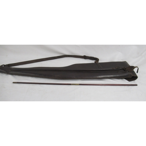 285 - Unbranded leather gun slip with cleaning rod compartment, complete with cleaning rod. Scuffs and abr... 