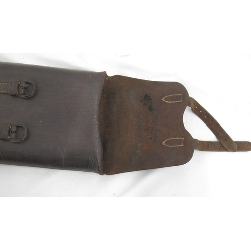 285 - Unbranded leather gun slip with cleaning rod compartment, complete with cleaning rod. Scuffs and abr... 