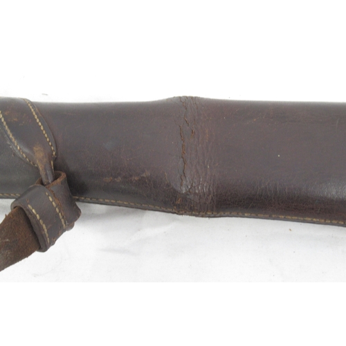 285 - Unbranded leather gun slip with cleaning rod compartment, complete with cleaning rod. Scuffs and abr... 