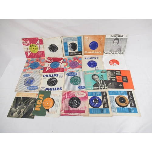 197 - Assorted collection of 45's and vinyl's to inc. Dave Davies, Petula Clark, Shirley Bassey, Ivy Leagu... 