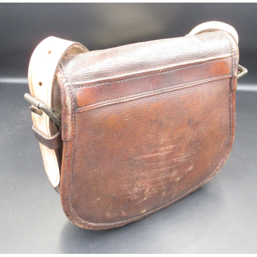 290 - Unbranded vintage leather cartridge bag, in good condition with some age-related wear. With replacem... 