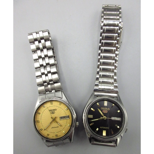 501 - Two Seiko 5 7009 Middle Eastern market stainless steel automatic wristwatches with day date, serial ... 