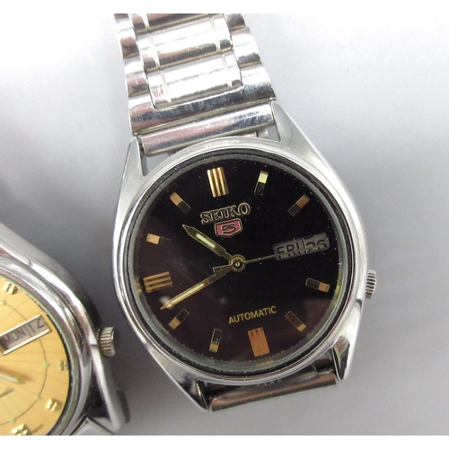 501 - Two Seiko 5 7009 Middle Eastern market stainless steel automatic wristwatches with day date, serial ... 