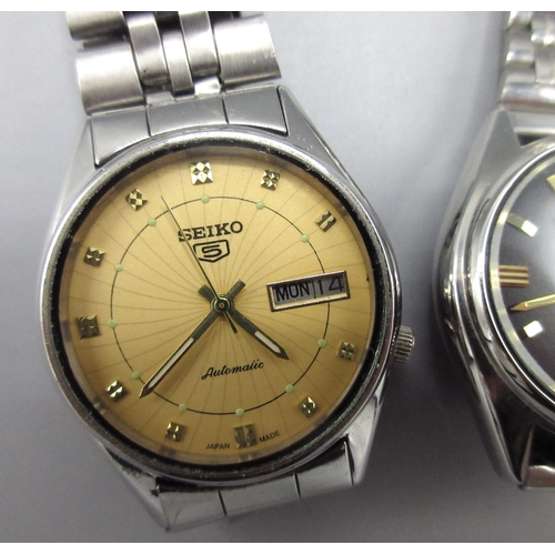 501 - Two Seiko 5 7009 Middle Eastern market stainless steel automatic wristwatches with day date, serial ... 