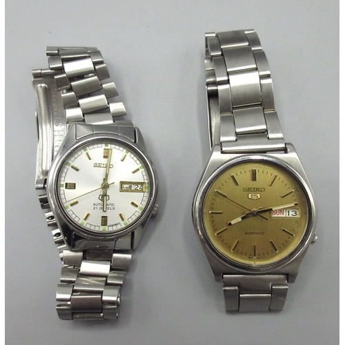 502 - Two Seiko 5 7S26 Middle Eastern and European market stainless steel automatic wristwatches with day ... 