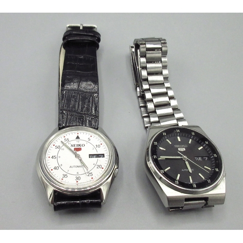 503 - Two Seiko 5 7009 European market stainless steel automatic wristwatches with day date, serial nos. 8... 