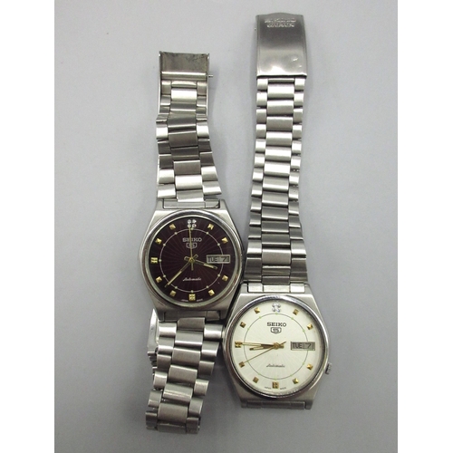 504 - Two Seiko 5 7009 Middle Eastern and European market stainless steel automatic wristwatches with day ... 