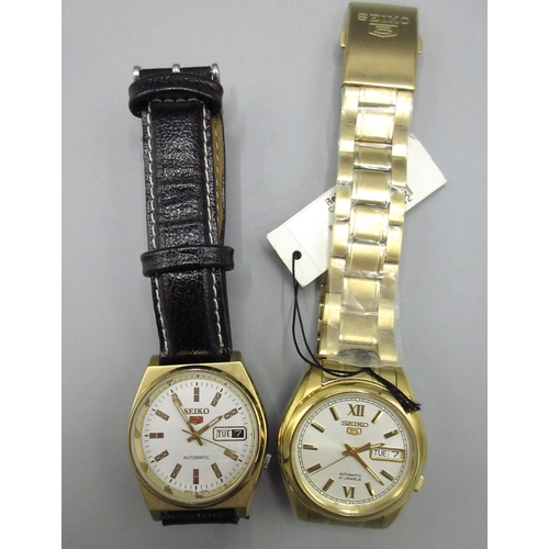 508 - Two Seiko 5 7S26 European market gold plated automatic wristwatches with day date, serial nos. 44067... 