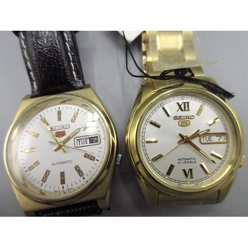 508 - Two Seiko 5 7S26 European market gold plated automatic wristwatches with day date, serial nos. 44067... 