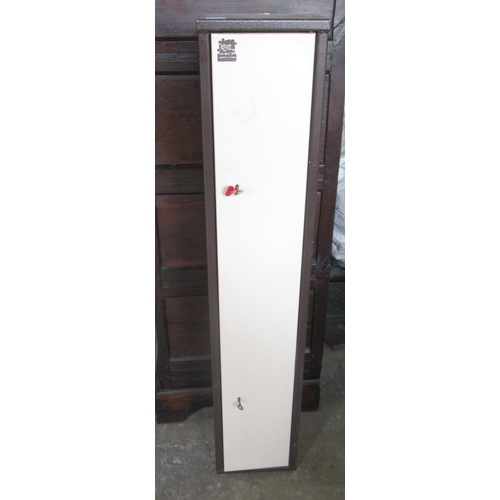 294 - Two-gun metal gun cabinet with double lock and keys. Measuring 130cm x 26cm x 16cm