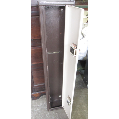 294 - Two-gun metal gun cabinet with double lock and keys. Measuring 130cm x 26cm x 16cm