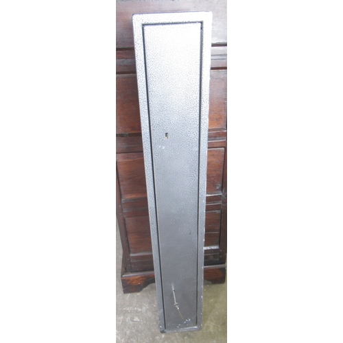 295 - Two-gun metal gun cabinet with double lock and keys. Measuring 135cm x 20cm x 22cm