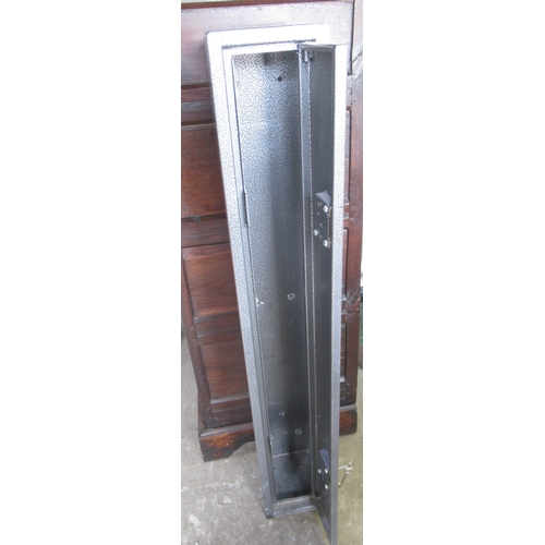 295 - Two-gun metal gun cabinet with double lock and keys. Measuring 135cm x 20cm x 22cm