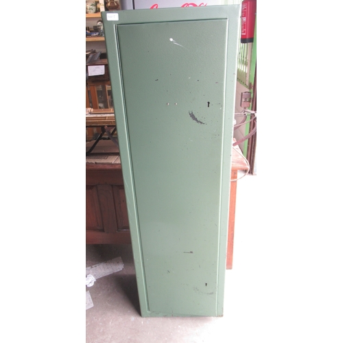 296 - Eight-gun metal cabinet with shelving and two sets of keys. Measuring 153cm x 46cm x 31cm