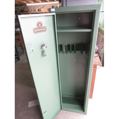 296 - Eight-gun metal cabinet with shelving and two sets of keys. Measuring 153cm x 46cm x 31cm