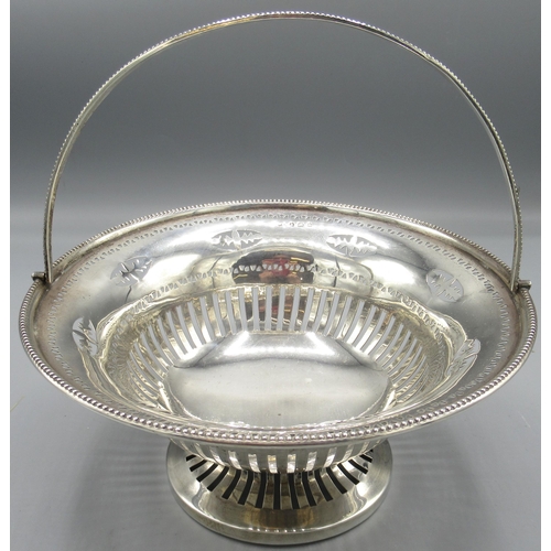 1034 - Vanessa Feltz collection - Edwardian silver fruit basket in old English bead pattern, with pierced s... 