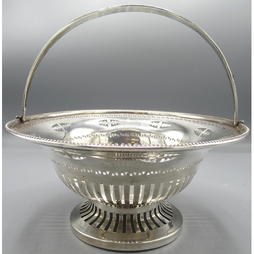 1034 - Vanessa Feltz collection - Edwardian silver fruit basket in old English bead pattern, with pierced s... 