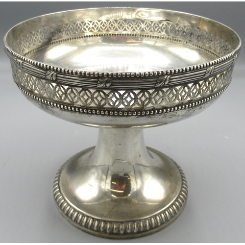 1039 - Vanessa Feltz collection - Continental silver bowl with a hammered texture, petal-like lobed sides, ... 