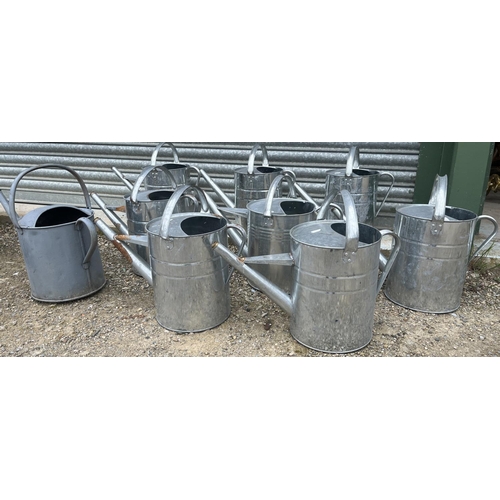 112 - Nine metal watering cans, max. H39cm