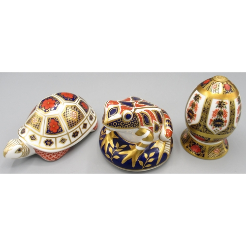 1098 - Royal Crown Derby imari pattern frog with gold stopper, tortoise with silver stopper and an egg