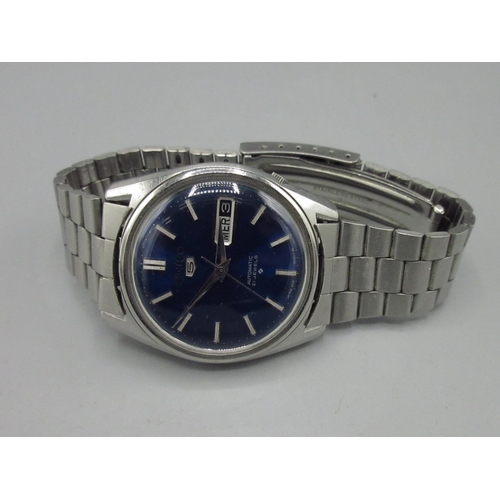 567 - Seiko 5 European Market stainless steel automatic wristwatch with English/French day and date on mat... 