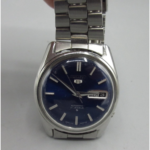 567 - Seiko 5 European Market stainless steel automatic wristwatch with English/French day and date on mat... 