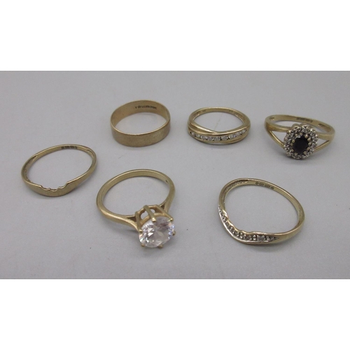 676 - 9ct yellow gold dark red and white stone cluster ring, L1/2, and 5 other 9ct yellow gold rings, all ... 