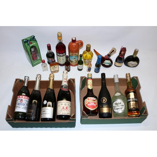 687 - Various bottles of alcohol, incl. Pernod, Campari, Dark Rum, Remy Martin cognac, Louis Delaunay cham... 