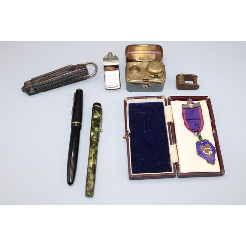 89 - Various collectables, incl. a travelling inkwell, early 20th century British military twin blade fol... 