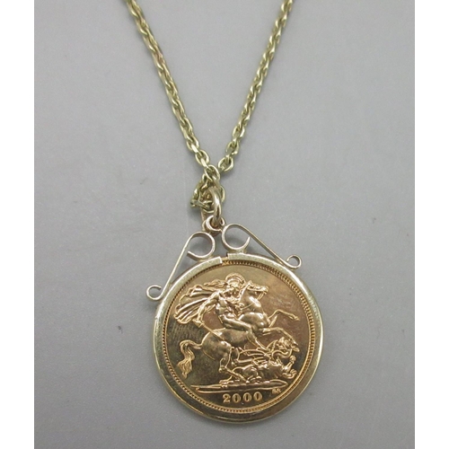 167 - ER.II 2000, half sovereign in 9ct yellow gold mount, on 9ct yellow gold chain, both stamped 375, 9.7... 