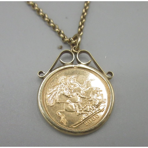 168 - ER.II 2000, half sovereign in 9ct yellow gold mount, on 9ct yellow gold chain, both stamped 375, 10.... 