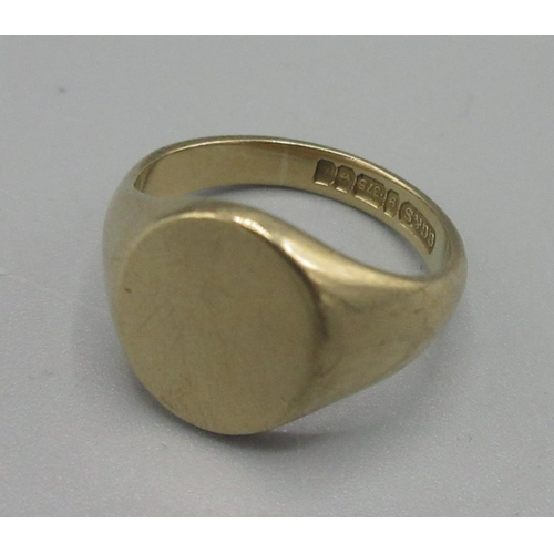 182 - 9ct yellow gold signet ring with plain oval face, stamped 375, size H, 4.0g