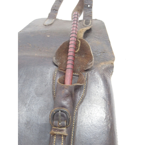 1183 - Unbranded leather gun slip with cleaning rod compartment, complete with cleaning rod. Scuffs and abr... 