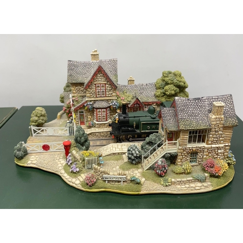 1085 - Lilliput Lane Full Steam Ahead L2365, and Homeward Bound For Christmas L2574, both with box and deed... 