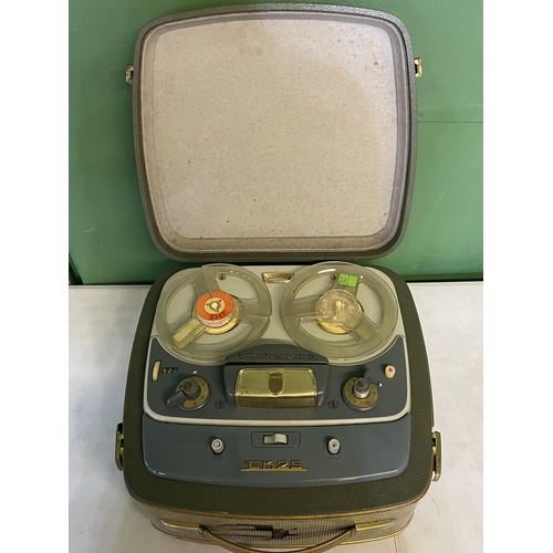 1258 - Grundig 1960s reel-to-reel tape recorder. Original case with light wear to the extremities, with but... 