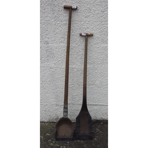 353 - Four wooden-handled Lincolnshire ditching spades in various styles and sizes