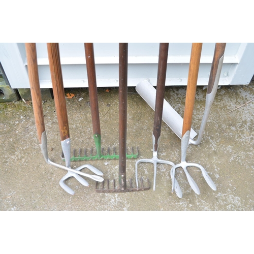 361 - Selection of vintage garden and agricultural cultivation tools