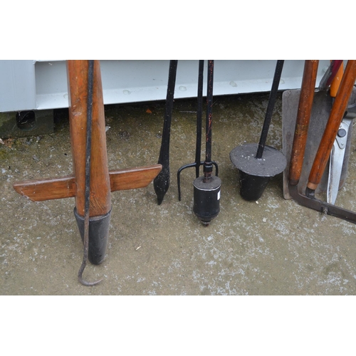 370 - Selection of vintage groundwork tools and implements