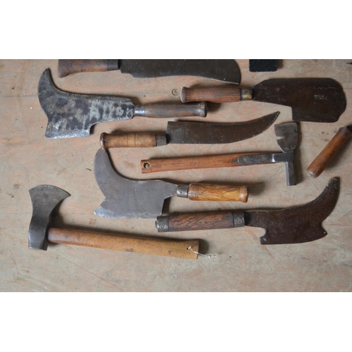 372 - Large selection of vintage hedging tools and implements