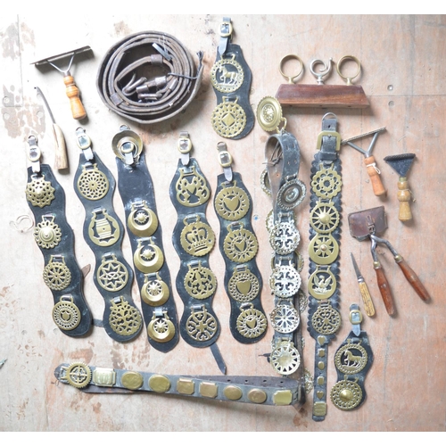 376 - Collection of horse brassware, clippers, curry combs, a hoof pick etc.